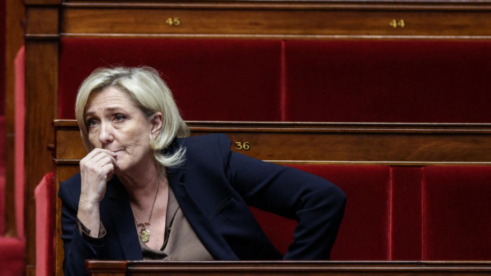 Condenan a Marine Le Pen a cuatro años de prisión