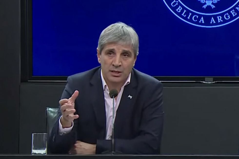 Caputo anuncia el fin del cepo al dólar para personas en Argentina tras acuerdo con el FMI