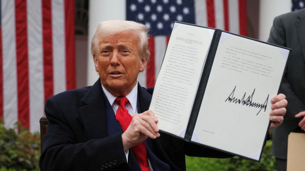 Trump exime a  'smartphones'  y ‘compus’ de  sus aranceles