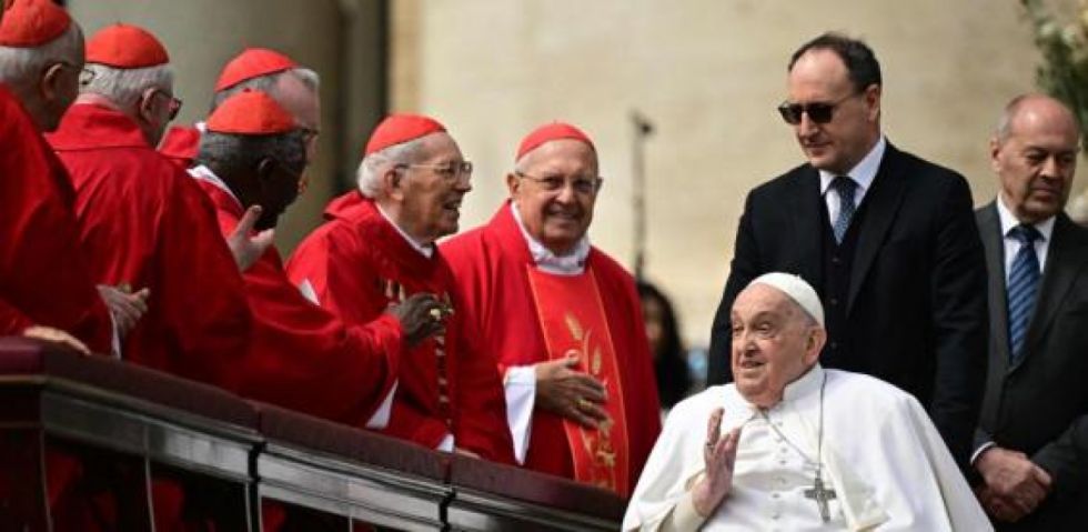 En San Pedro, el papa retoma el contacto con los fieles