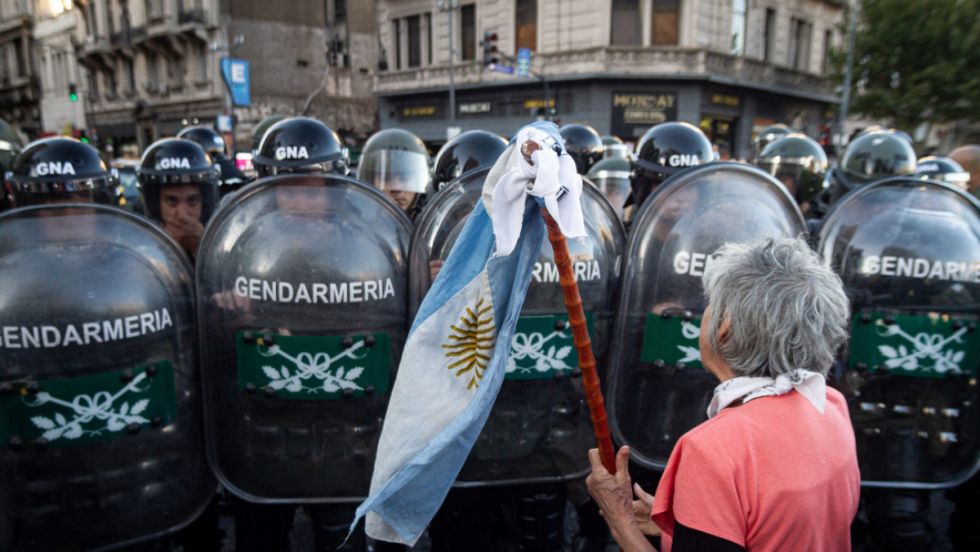 Policías y jubilados se enfrentan en Buenos Aires
