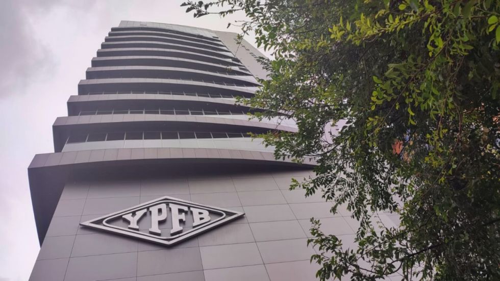 Exministro cuestiona pesadez de YPFB por tener más de 100 comunicadores y 8 mil empleados