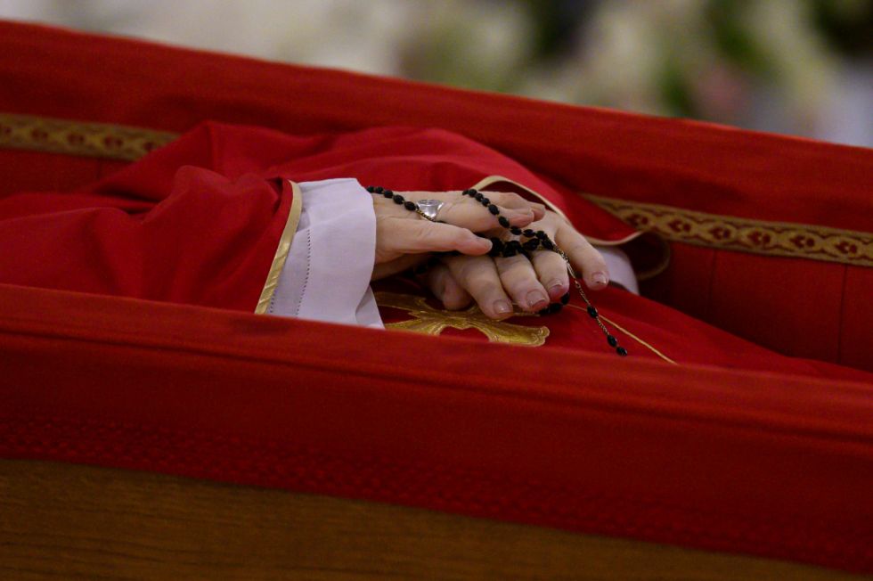 El Vaticano difunde las primeras fotos del papa Francisco en su ataúd
