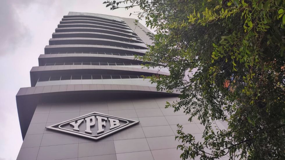 YPFB aclara que cuenta con 2.700 trabajadores