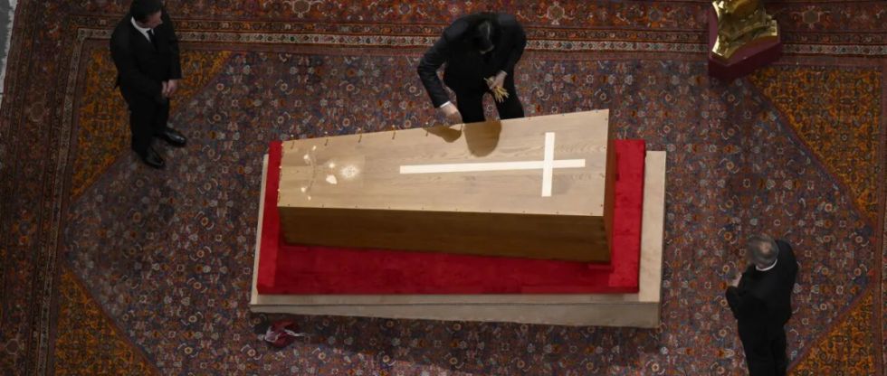 Cierran el ataúd del papa Francisco tras la despedida de 250.000 personas