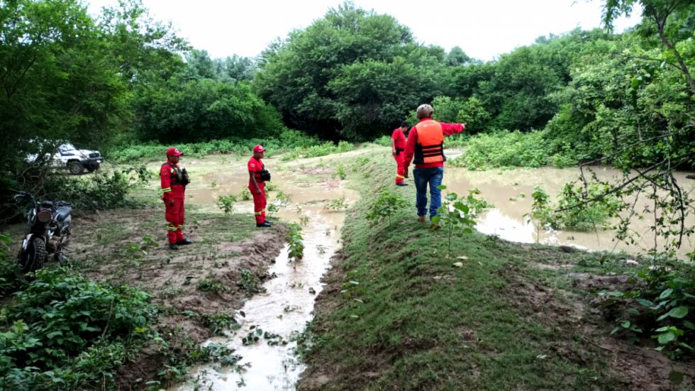 El agua y barro mantienen incomunicada a la comunidad de Esmeralda 