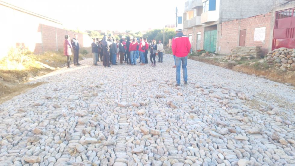 Alcalde inspecciona obras de empedrado en Aranjuez Norte