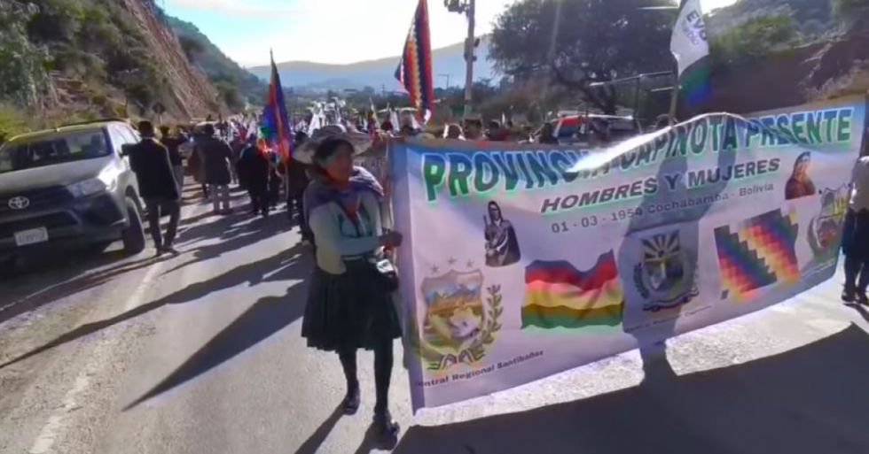 Caravana evista parte rumbo a La Paz para exigir candidatura de Evo pese a inhabilitación