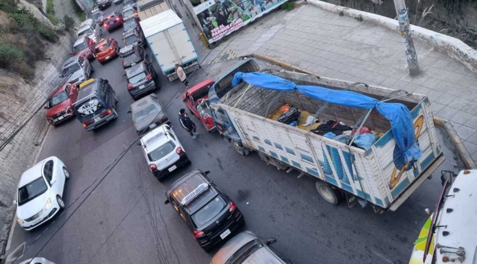 Filas por combustible y la subida del dólar agitan la situación económica