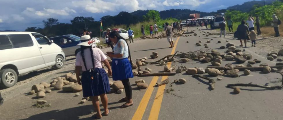 Evistas bloquean la ruta nueva Cochabamba - Santa Cruz