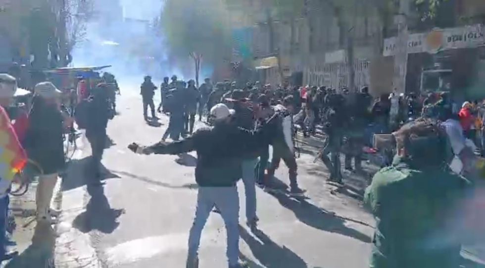 Policía gasifica a movilizados cerca del TSE