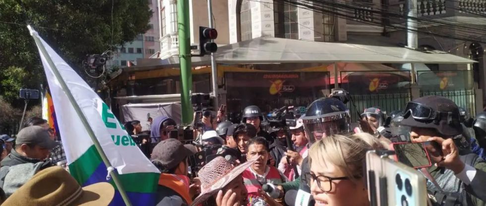 Crece la tensión en La Paz: Policía frena la marcha evista a dos cuadras del TSE