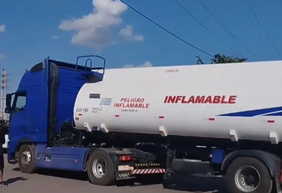 Cisterneros amenazan a YPFB con paro y desabastecimiento nacional de combustibles a partir del martes