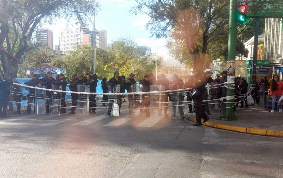 Bajo resguardo policial, el TSE encara el último día de inscripciones de candidatos