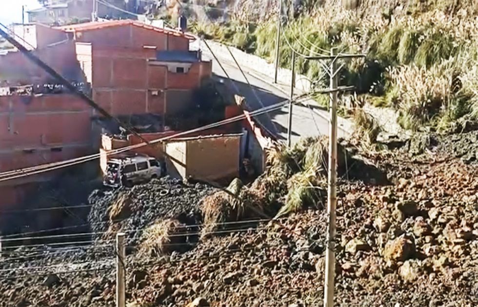 Un deslizamiento de tierra deja varias viviendas afectadas en La Paz