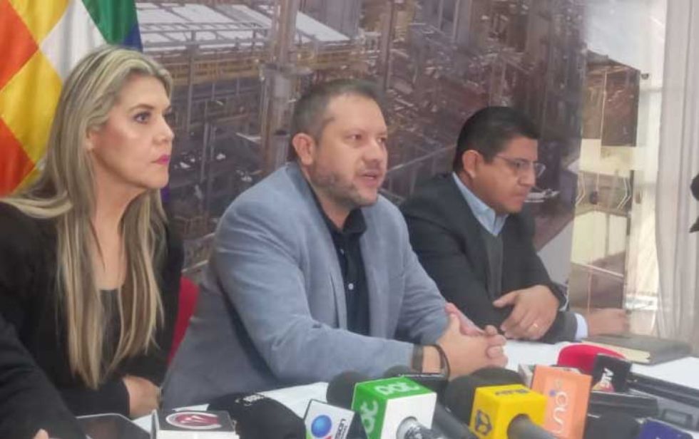 Escasez de combustible: El Gobierno se disculpa, pide paciencia y no entrar en psicosis