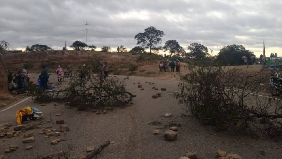 Suspenden salidas a Cochabamba y Santa Cruz por bloqueos