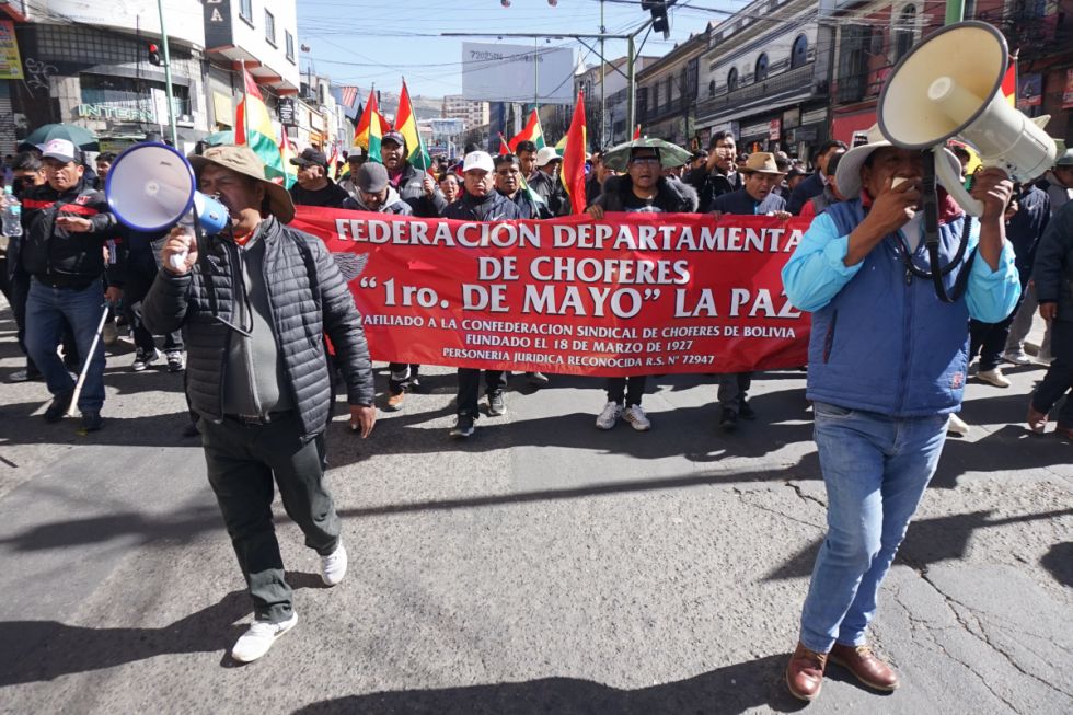 Choferes de La Paz descartan paro y determinan no pagar peajes e iniciar huelga de hambre