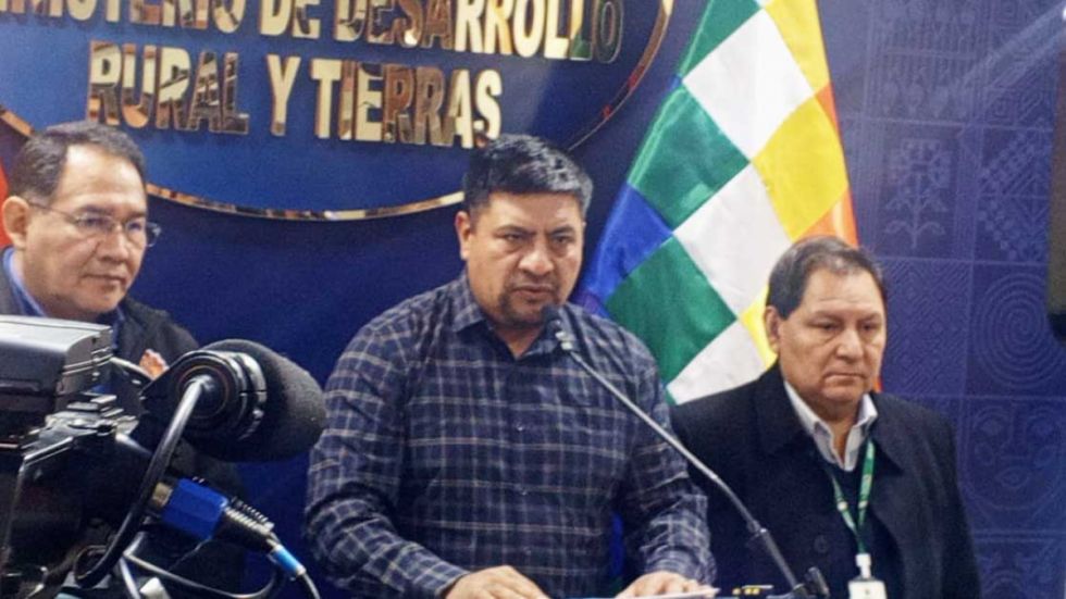 Ministro Flores advierte con revisar y hasta revertir tierras a dirigentes que extorsionan a campesinos para bloquear