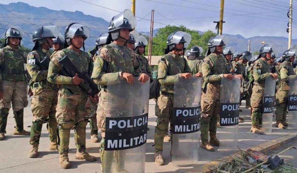 Policías y militares toman el control de Parotani