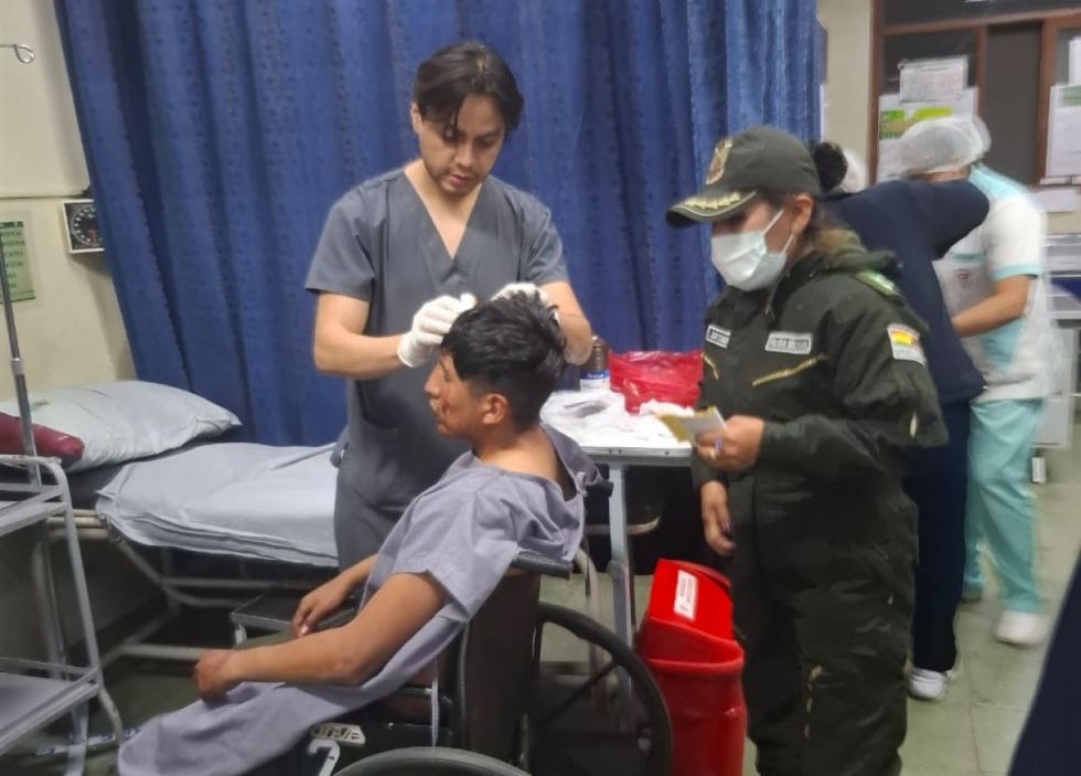 Evistas atacan tres a ambulancias