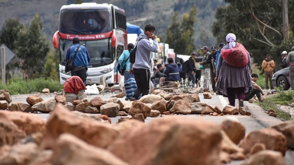 Bloqueadores impiden que llegue ayuda a transportistas en Colomi