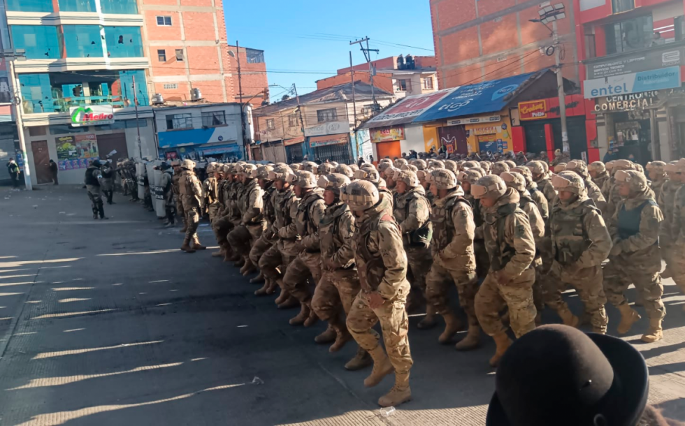 Llallagua resguardada por militares; la población expresa más tranquilidad y acoge a los uniformados