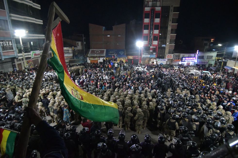 Militares y policías llegaron a Llallagua y fueron recibidos con pañuelos blancos y aplausos