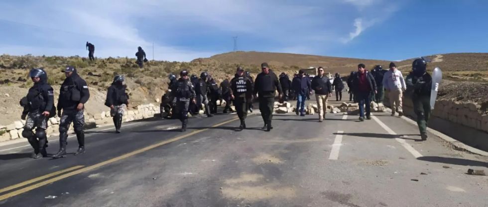 Caravana policial desbloquea Llallagua