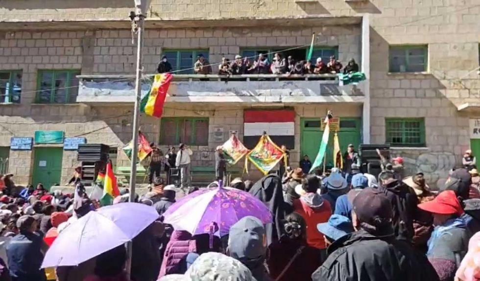 Cabildo de Llallagua declara enemigo a Evo y honra como mártires a los policías caídos