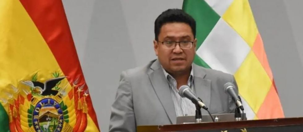 Piden a Migración informar si César Siles salió del país