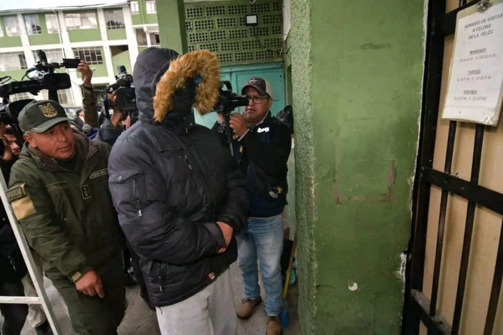 Con el rostro cubierto, aprehenden a un abogado por el presunto caso Consorcio