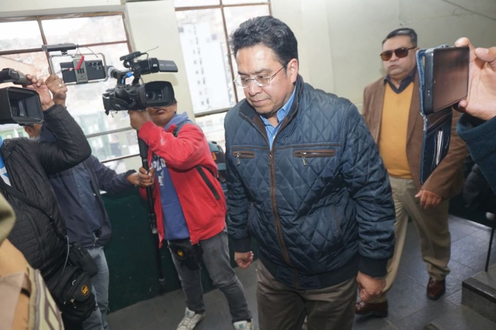 Justicia ordena la detención preventiva durante cinco meses para el exministro Cesar Siles
