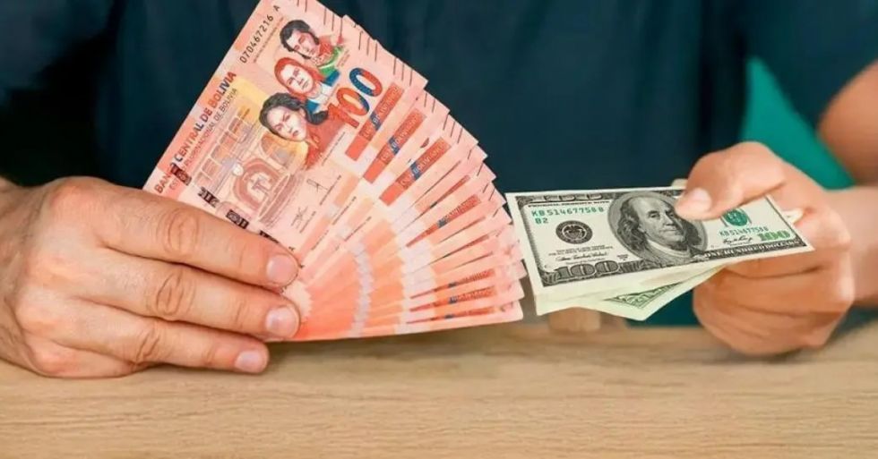 El dólar paralelo se vende por debajo de los Bs 16, la cotización más baja desde mayo