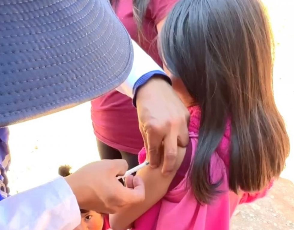 Instruyen ampliar vacuna SRP para niños de 5 a 9 años