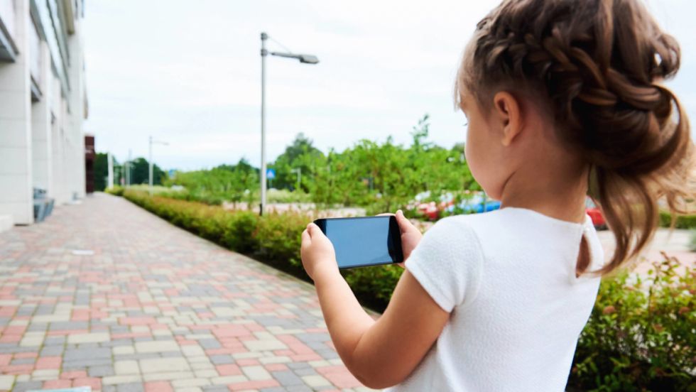 "Por más hijas así": bebé evita que su madre revise el teléfono del marido (VIDEO)