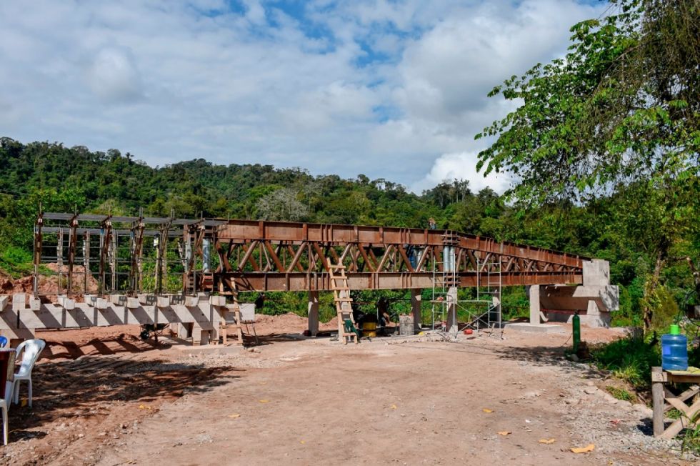 Gobernador verifica avance del puente El Agapo en Arce