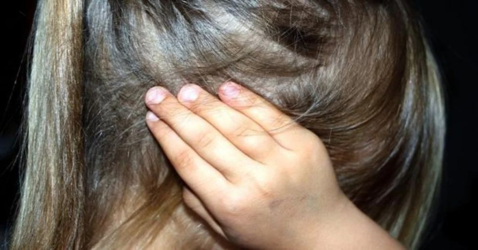 Investigan a un hombre por  abusar a la hija de su amigo