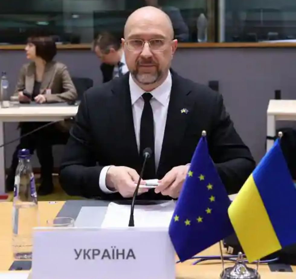 Primer ministro de Ucrania presenta renuncia al Parlamento