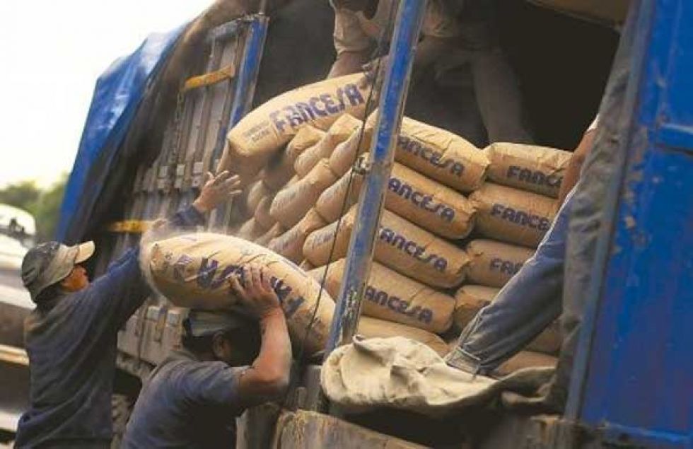 Transportistas exigen Bs 22 por bolsa de cemento