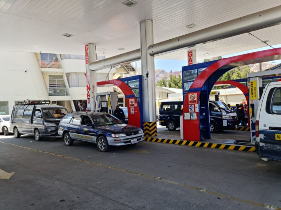 Gobierno exige control a la venta de combustibles