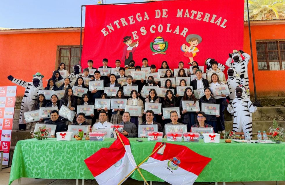 Estudiantes de Turumayo reciben material escolar