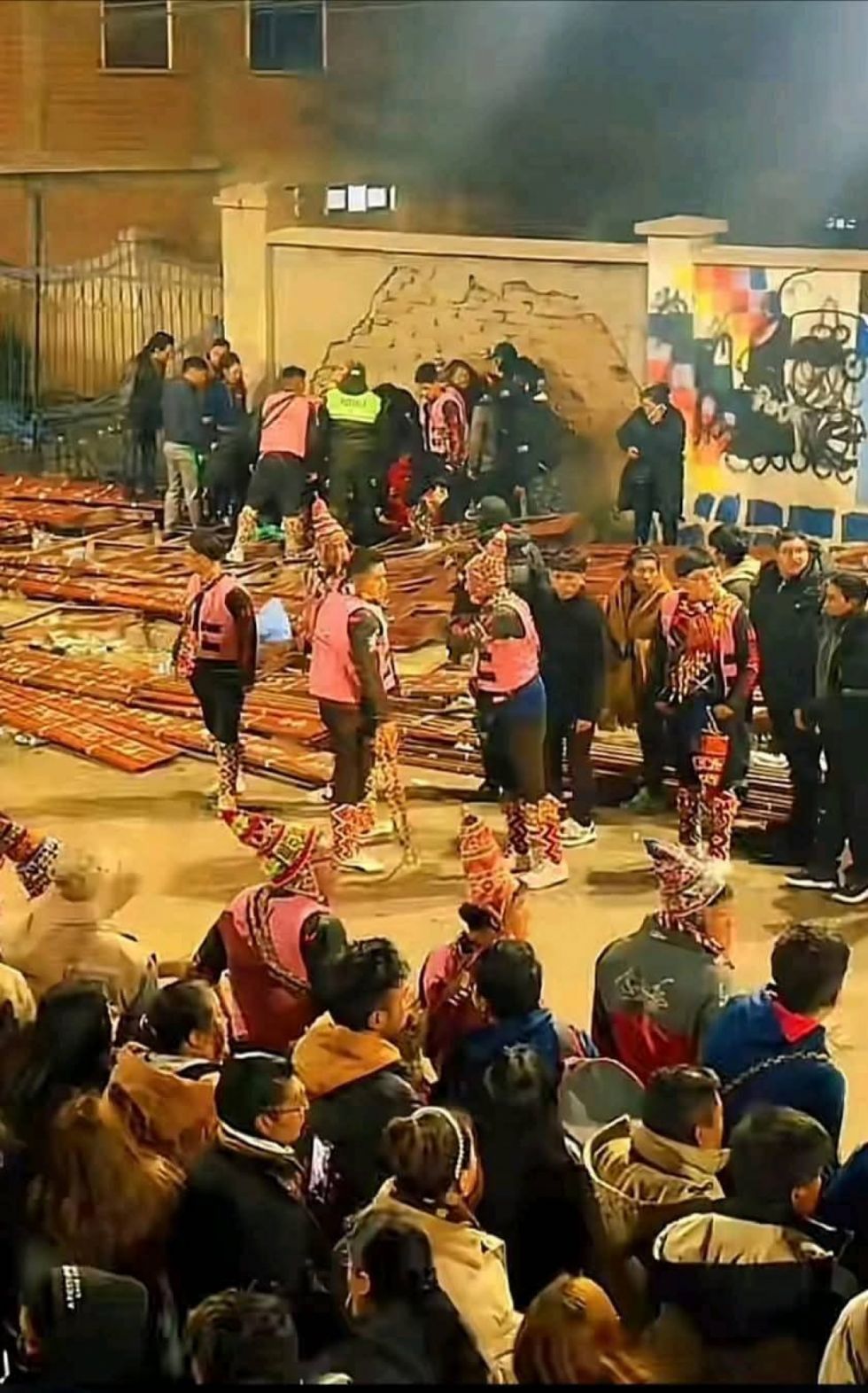 Gradería de Ch'utillos colapsa, hay varios heridos 