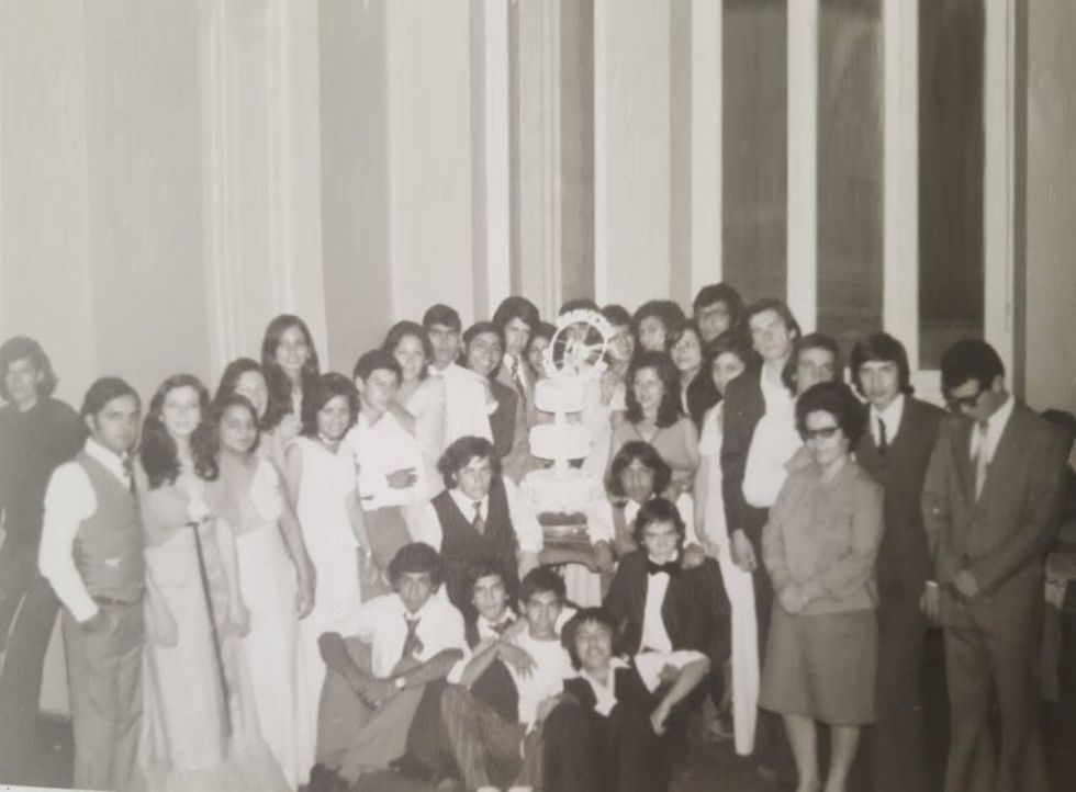 Integrantes de la promoción 1975 en su fiesta de graduación