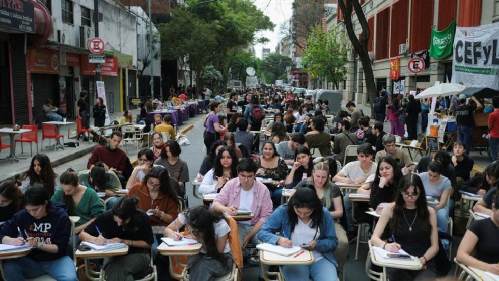 Clases en las calles contra veto de Milei