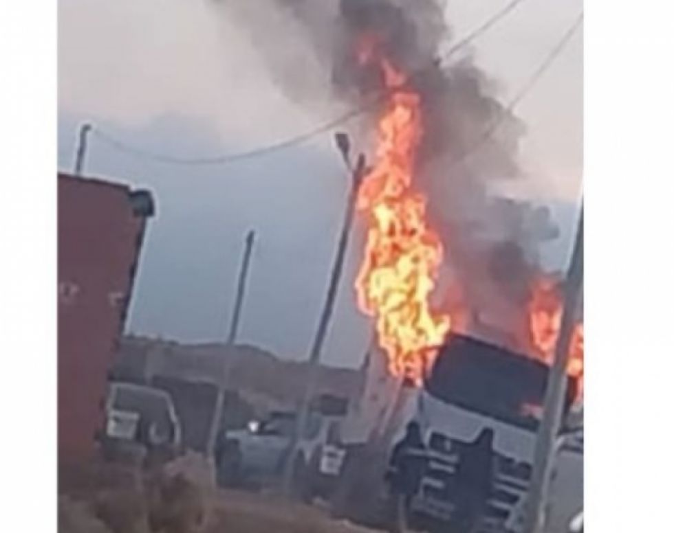 Militares queman camión cargado con contrabando