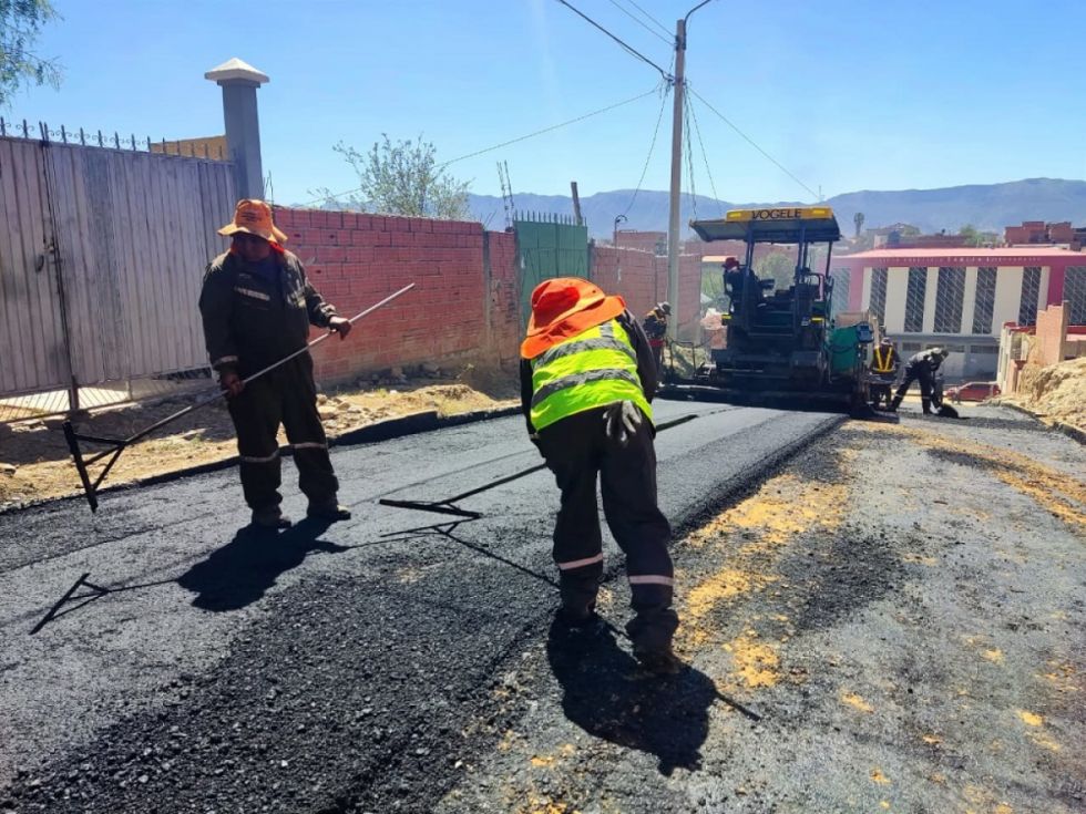 La Alcaldía asfalta las calles del barrio Municipal 