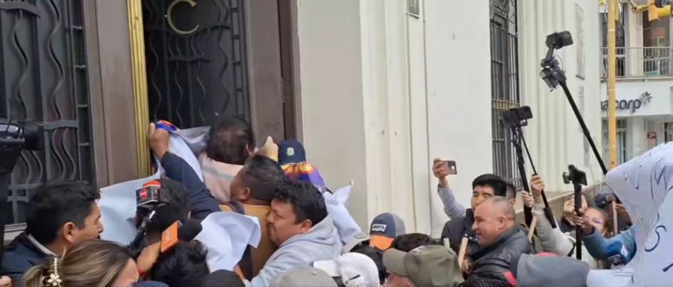 Transportistas libres intentan tomar Alcaldía contra las fotomultas