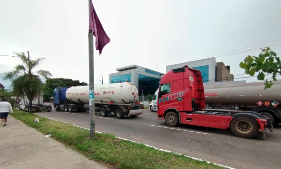 Cisterneros protestan contra la estatal YPFB