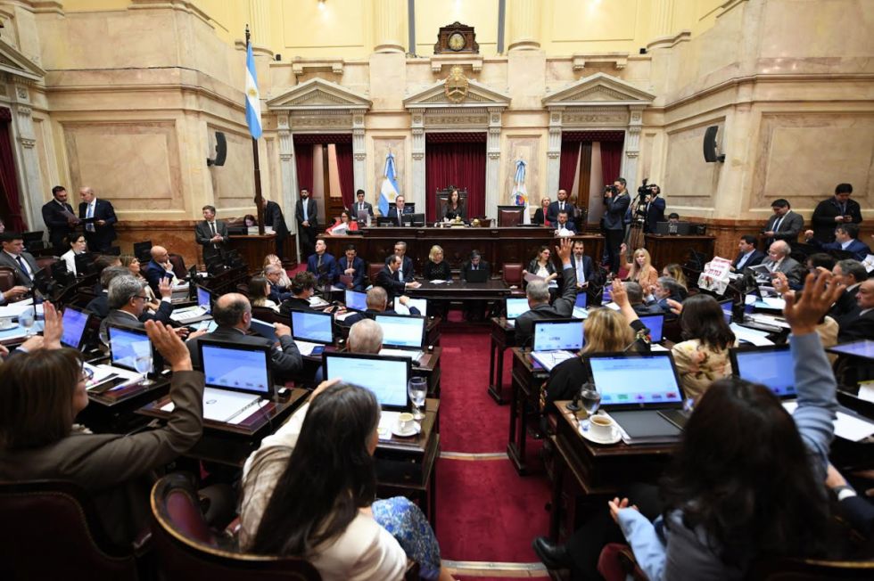 Senado propina duro golpe a Milei